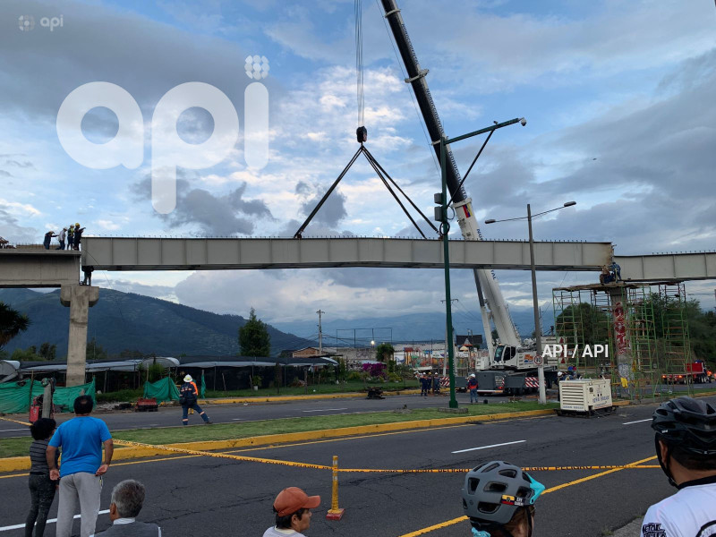 COLOCACION PASO ELEVADO PUENTE 8 AUTOPISTA RUMIÑAHUI