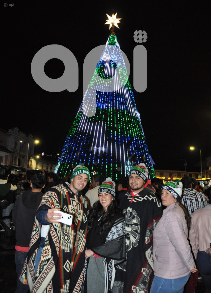CUENCA -ENCENDIDO-ARBOL DE NAVIDAD