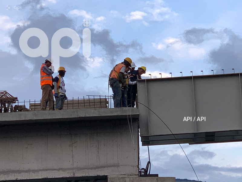 COLOCACION PASO ELEVADO PUENTE 8 AUTOPISTA RUMIÑAHUI
