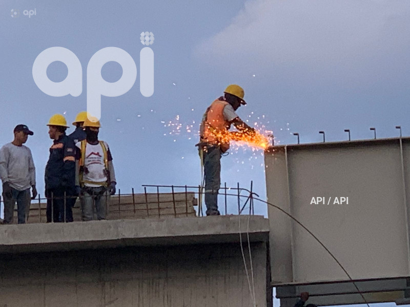 COLOCACION PASO ELEVADO PUENTE 8 AUTOPISTA RUMIÑAHUI