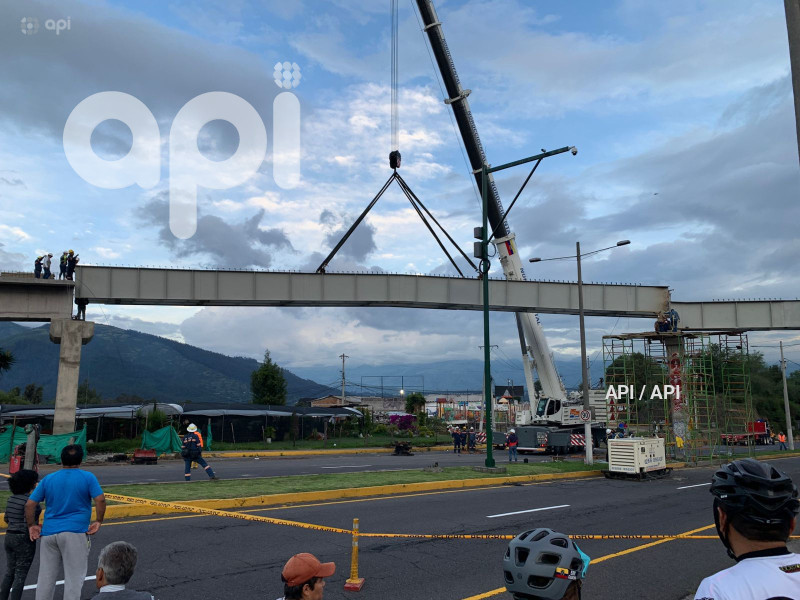 COLOCACION PASO ELEVADO PUENTE 8 AUTOPISTA RUMIÑAHUI