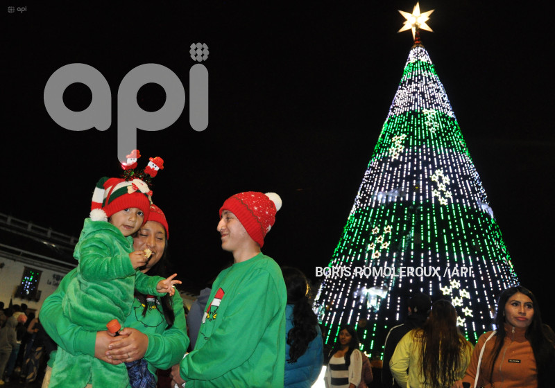 CUENCA -ENCENDIDO-ARBOL DE NAVIDAD