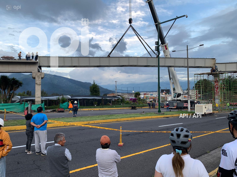 COLOCACION PASO ELEVADO PUENTE 8 AUTOPISTA RUMIÑAHUI
