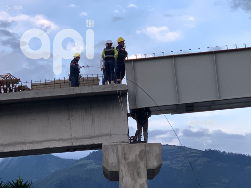 COLOCACION PASO ELEVADO PUENTE 8 AUTOPISTA RUMIÑAHUI