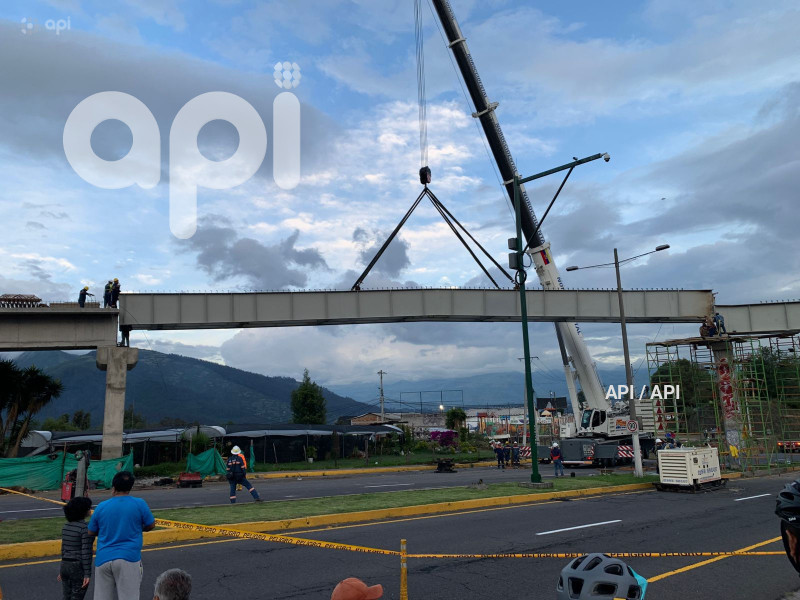COLOCACION PASO ELEVADO PUENTE 8 AUTOPISTA RUMIÑAHUI