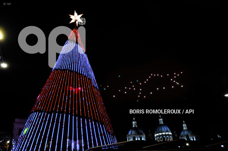CUENCA -ENCENDIDO-ARBOL DE NAVIDAD