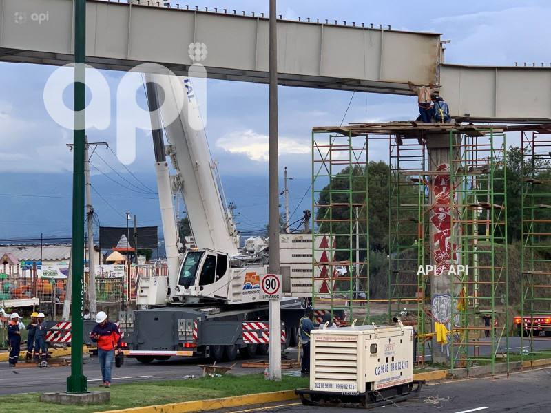 COLOCACION PASO ELEVADO PUENTE 8 AUTOPISTA RUMIÑAHUI