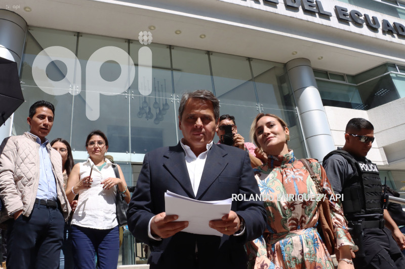 VICTOR ARAUZ DENUNCIA CORTE CONSTITUCIONAL
