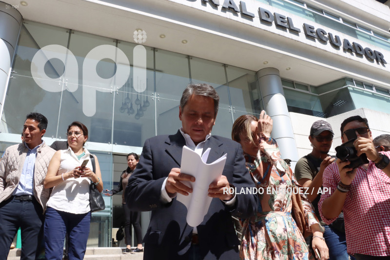 VICTOR ARAUZ DENUNCIA CORTE CONSTITUCIONAL
