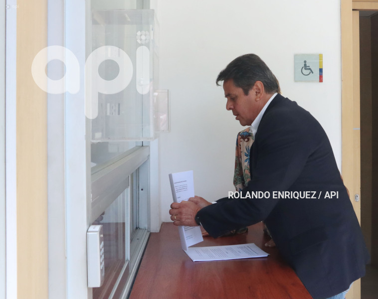 VICTOR ARAUZ DENUNCIA CORTE CONSTITUCIONAL
