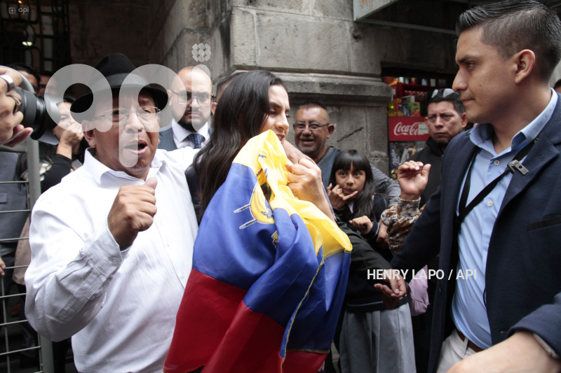 VERONICA ABAD-NO -LE-PERMITEN-ENTRAR-VICEPRESIDENCIA