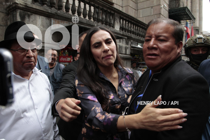 VERONICA ABAD-NO -LE-PERMITEN-ENTRAR-VICEPRESIDENCIA