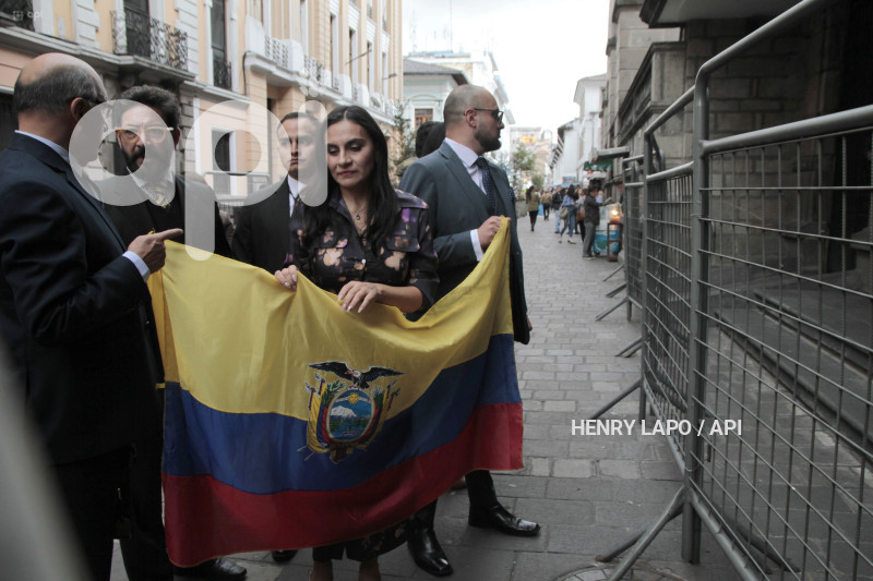 VERONICA ABAD-NO -LE-PERMITEN-ENTRAR-VICEPRESIDENCIA