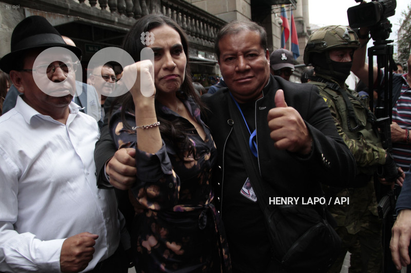 VERONICA ABAD-NO -LE-PERMITEN-ENTRAR-VICEPRESIDENCIA