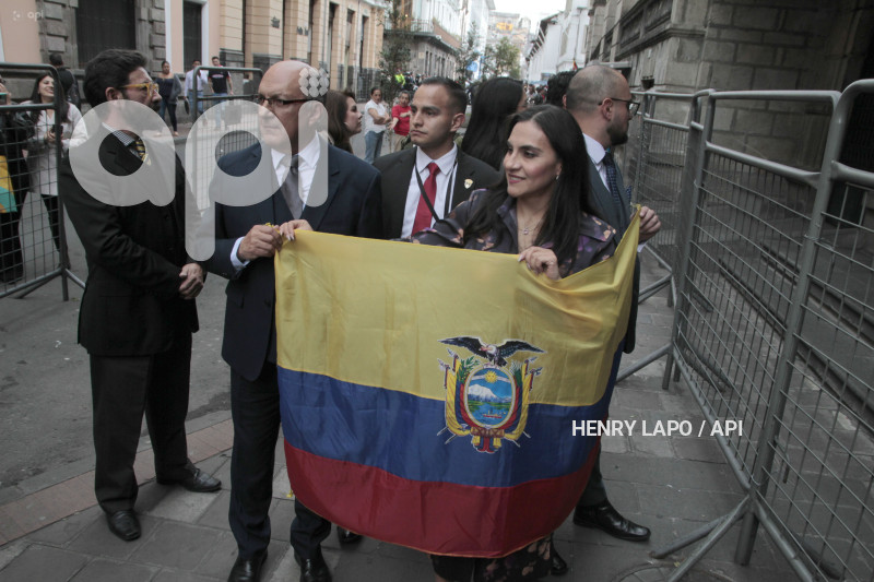 VERONICA ABAD-NO -LE-PERMITEN-ENTRAR-VICEPRESIDENCIA