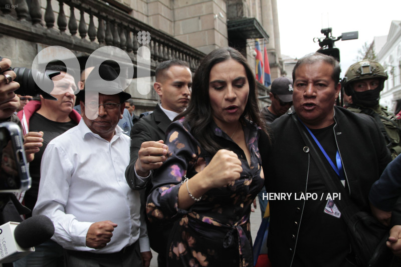 VERONICA ABAD-NO -LE-PERMITEN-ENTRAR-VICEPRESIDENCIA