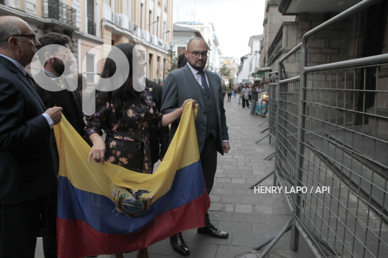 VERONICA ABAD-NO -LE-PERMITEN-ENTRAR-VICEPRESIDENCIA
