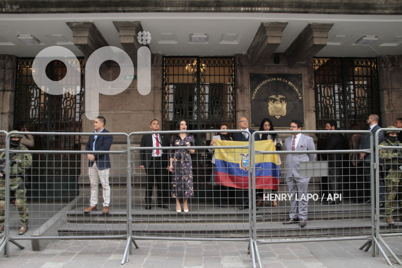 VERONICA ABAD-NO -LE-PERMITEN-ENTRAR-VICEPRESIDENCIA