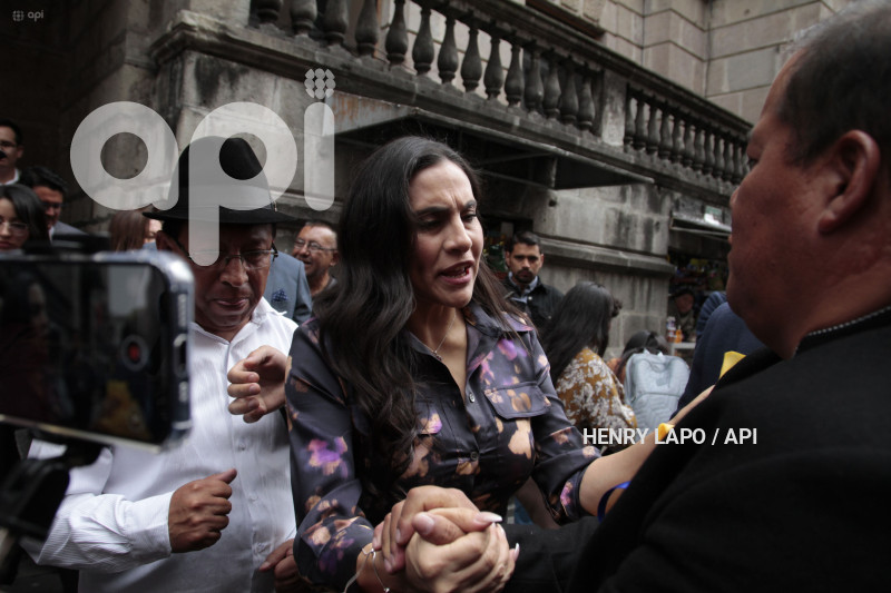 VERONICA ABAD-NO -LE-PERMITEN-ENTRAR-VICEPRESIDENCIA