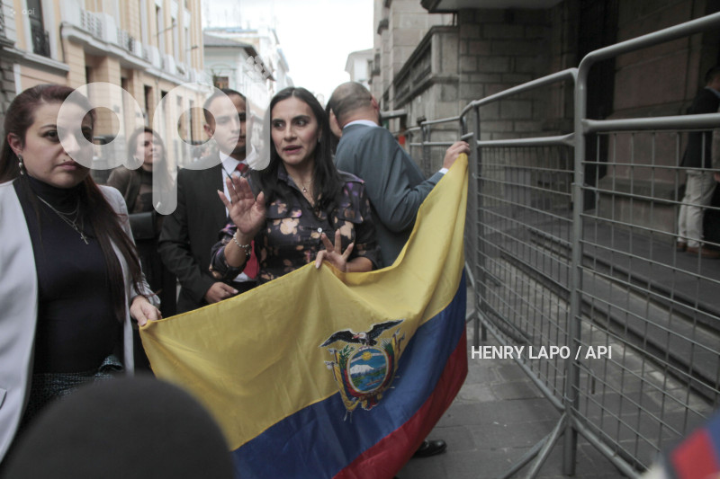 VERONICA ABAD-NO -LE-PERMITEN-ENTRAR-VICEPRESIDENCIA