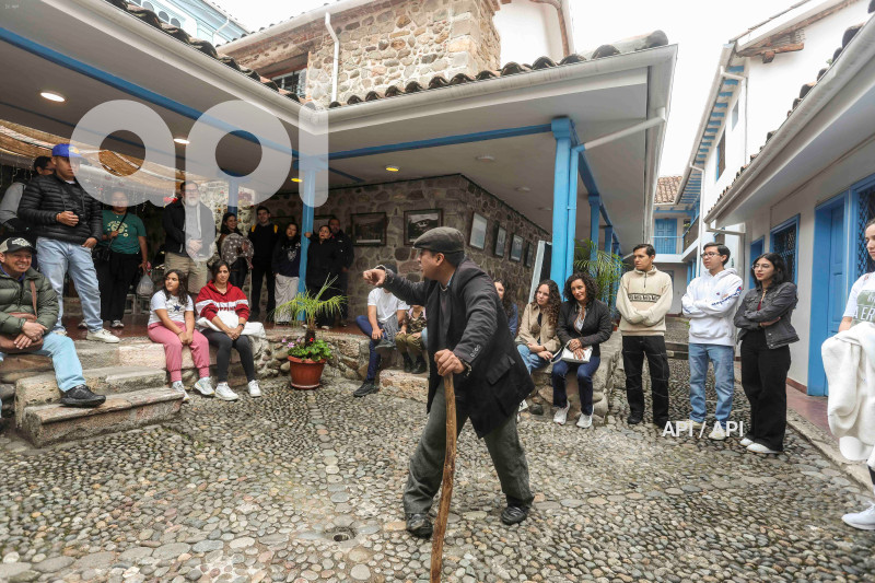 CUE-TURISTAS FERIADO