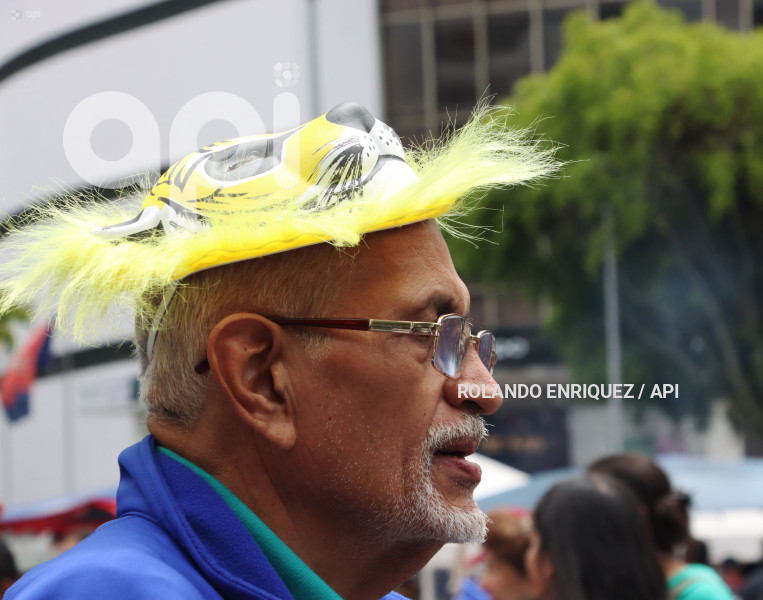 CONCURSO DE  ANOS VIEJOS AVE AMAZONAS