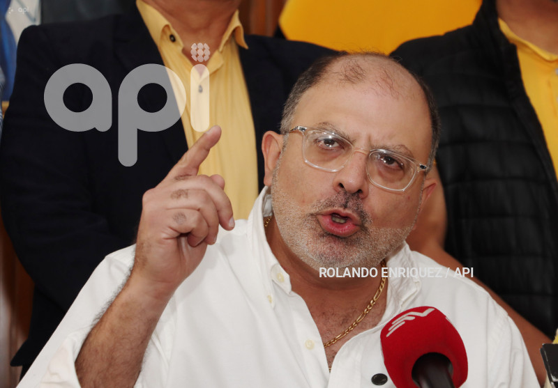 RUEDA DE PRENSA DE HENRY KRONFLE