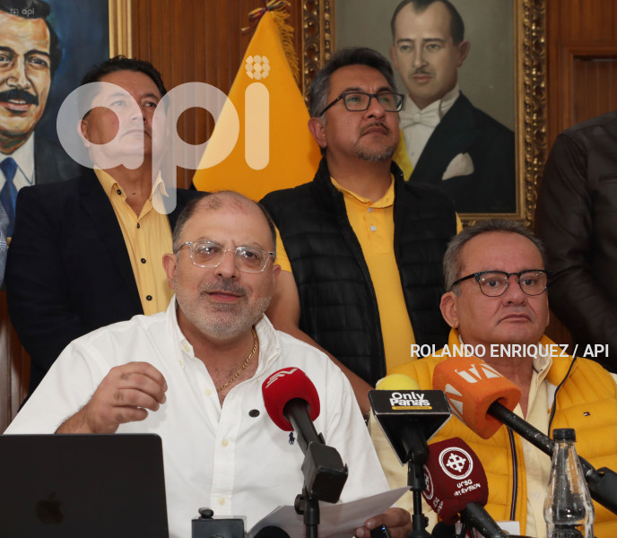 RUEDA DE PRENSA DE HENRY KRONFLE