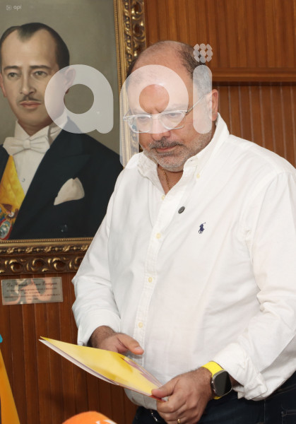 RUEDA DE PRENSA DE HENRY KRONFLE