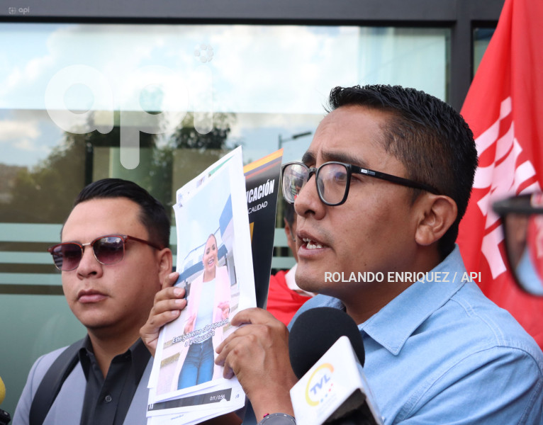 UNE DENUNCIA NOBOA EN CONTRALORIA