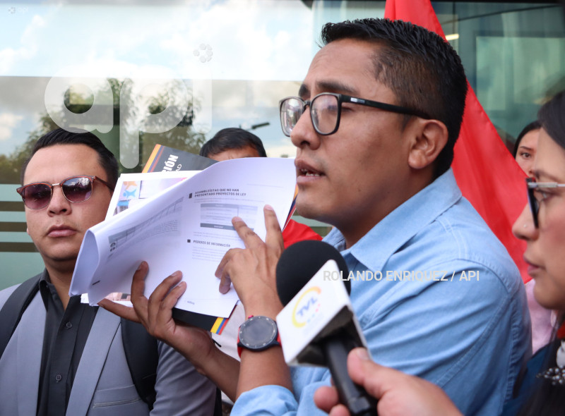 UNE DENUNCIA NOBOA EN CONTRALORIA