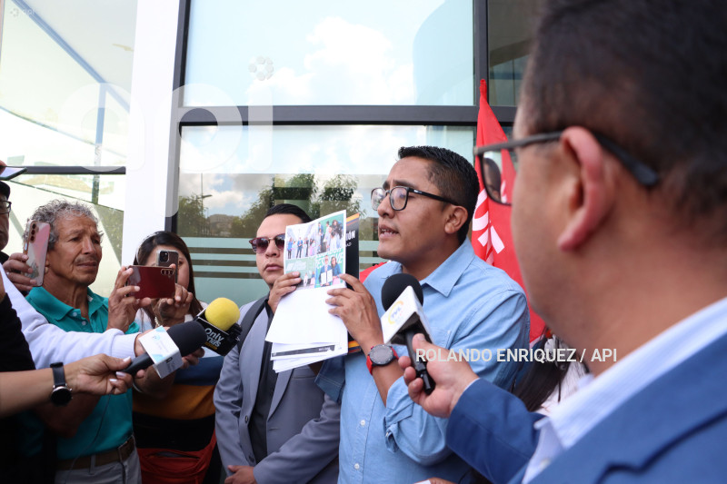 UNE DENUNCIA NOBOA EN CONTRALORIA