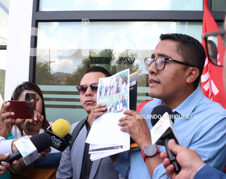 UNE DENUNCIA NOBOA EN CONTRALORIA