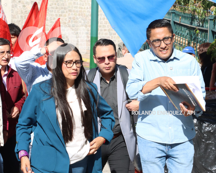 UNE DENUNCIA NOBOA EN CONTRALORIA