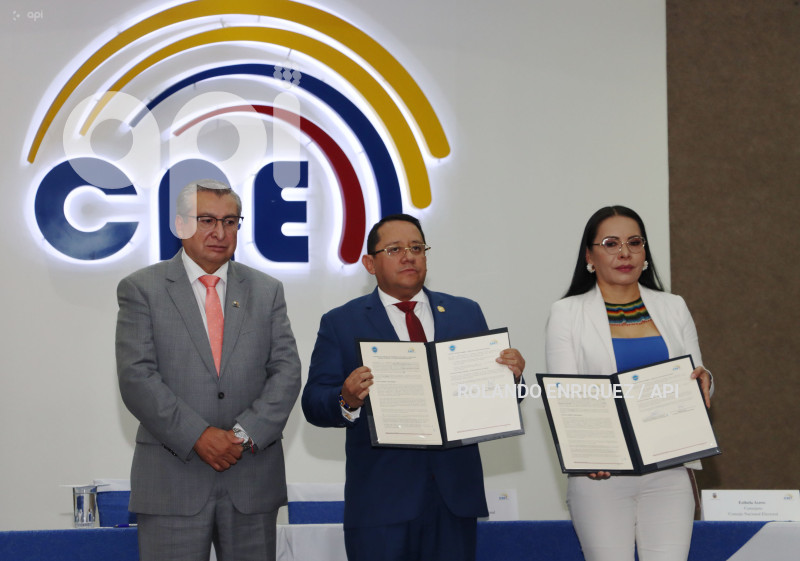 FIRMA CONTRALORIA Y CNE