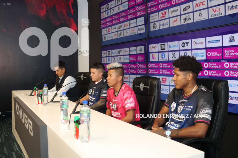 CUERPO TECNICO Y JUGADORES INDEPENDIENTE VALLE