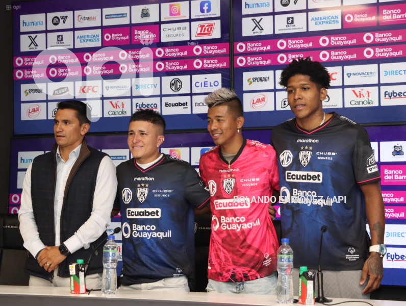 CUERPO TECNICO Y JUGADORES INDEPENDIENTE VALLE