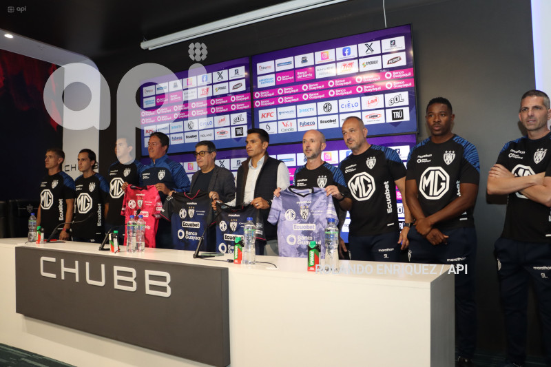 CUERPO TECNICO Y JUGADORES INDEPENDIENTE VALLE