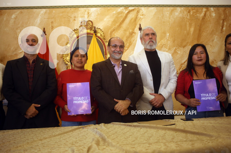 CUENCA-ENTREGA TITULOS PROPIEDAD