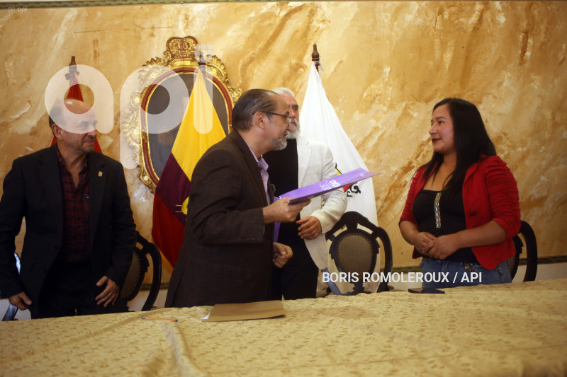 CUENCA-ENTREGA TITULOS PROPIEDAD