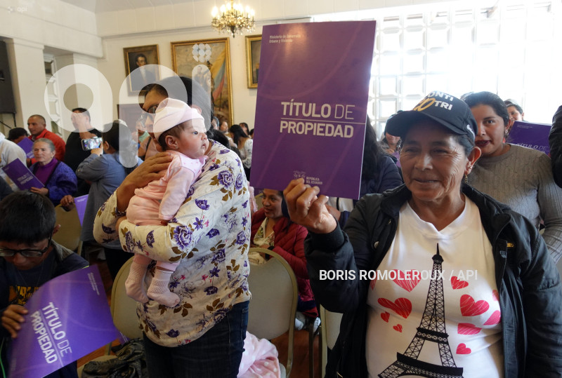 CUENCA-ENTREGA TITULOS PROPIEDAD
