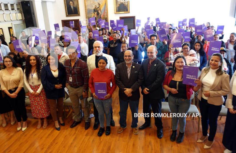 CUENCA-ENTREGA TITULOS PROPIEDAD