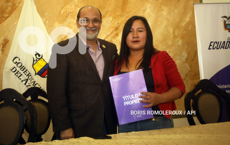 CUENCA-ENTREGA TITULOS PROPIEDAD