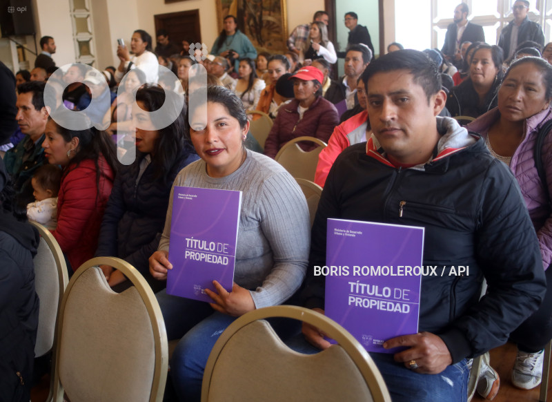 CUENCA-ENTREGA TITULOS PROPIEDAD