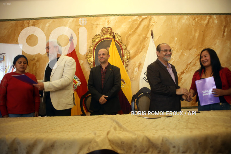 CUENCA-ENTREGA TITULOS PROPIEDAD
