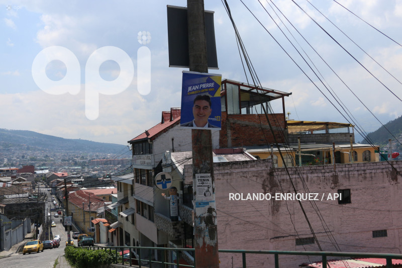 PROPAGANDA ESPACIO PUBLICO QUITO