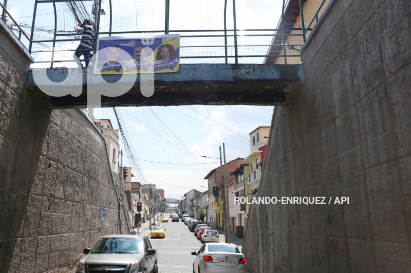 PROPAGANDA ESPACIO PUBLICO QUITO