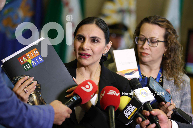 VERÓNICA-ABAD-EN-LA-ASAMBLEA-NACIONAL
