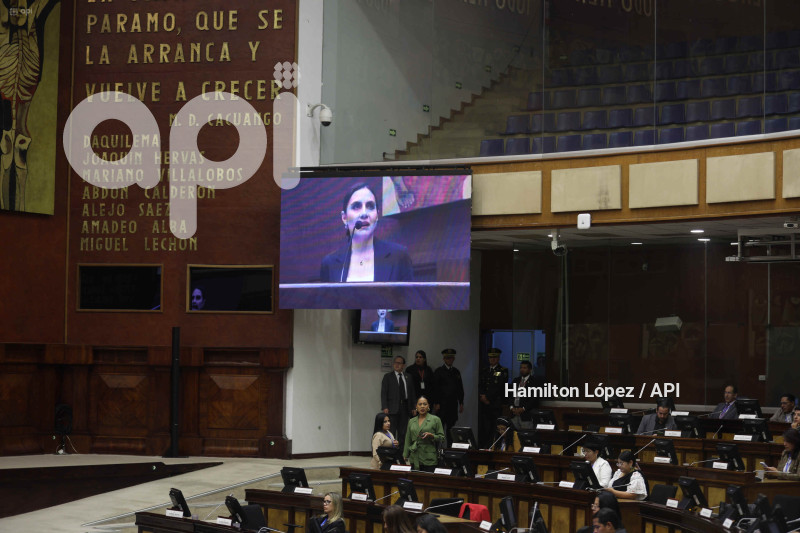VERÓNICA-ABAD-EN-LA-ASAMBLEA-NACIONAL