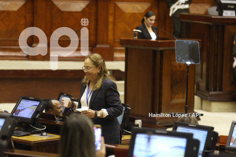 VERÓNICA-ABAD-EN-LA-ASAMBLEA-NACIONAL